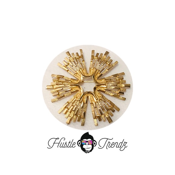 Vintage Trifari Gold Tone Star Brooch Pin - Picture 1 of 5